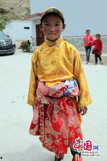 藏族小孩跳舞搞笑,萌态舞步笑翻众人