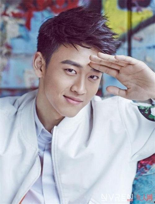 演员王天辰家庭背景,出身名门，演艺事业璀璨星光