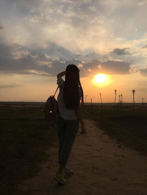 生活照背影图片,时光里的温馨回忆